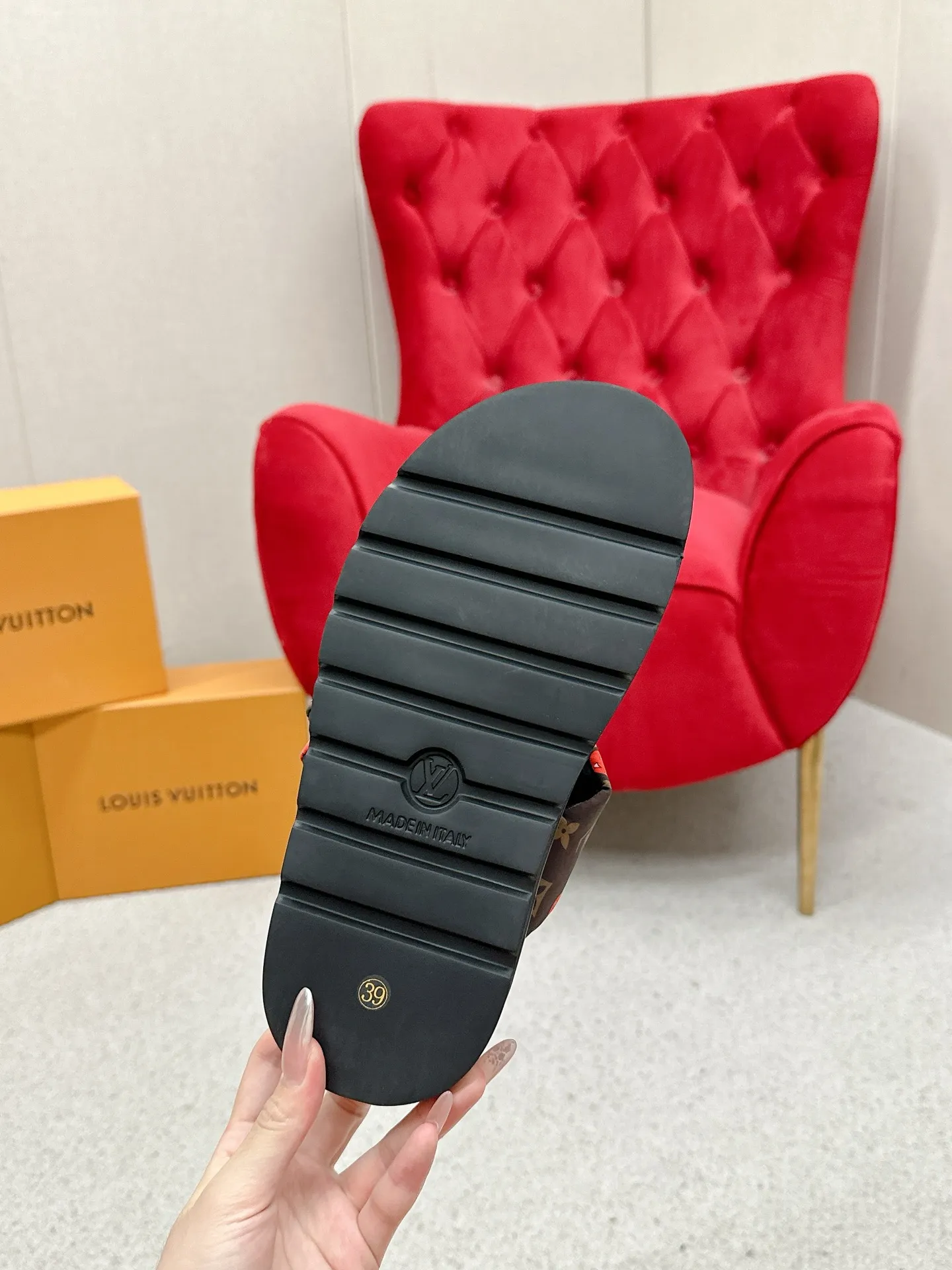 P340 yuan LV Louis Vuitton Full of high-end feel! A popular model among bloggers at home and abroad, it’s retro and fashionable, and looks stunning on your feet! Mainly recommended model on the official website★ ━━━━━ ЅᏇєєt ━━━━━ ▪️Upper: original calfskin ➕5D printing process ▪️Inner: imported mixed sheepskin ▪️Outsole: original molded foam outsole ▪️Size: Female 35-40 Men's 39-44 (women's 41 men's 45)